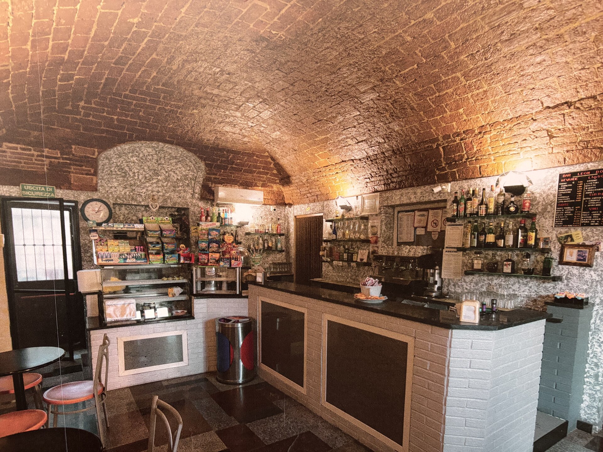 Il bar storico della proprietaria, con volta in mattoni a vista, dove avviene il check-in e si serve la colazione